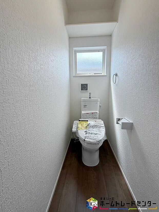 【【トイレ】】1、2階共に窓付きのトイレスペース。採光もあり明るく、快適空間となっております。毎日使う場所だからこその配慮です。
