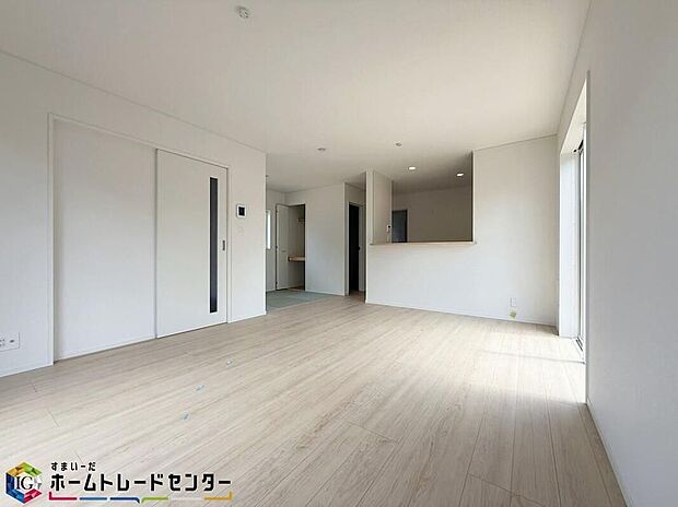 【【リビング】】作業台上部の収納スペースを取りのぞいたことにより、開放感のある対面キッチンを実現！夫婦そろってキッチンに立っても調理がしやすくゆとりのある広さです。家事をしながら会話も弾みますね