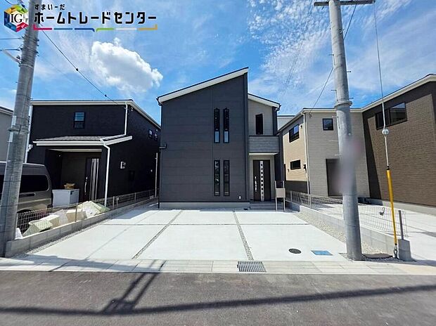 【【現地外観写真】】カースペース2台分ご用意ございます♪(車種によります)家族分の自転車を駐輪したり、来客用の駐車スペースとしてもお使いいただけます♪花や緑で彩るガーデニングもオススメです♪