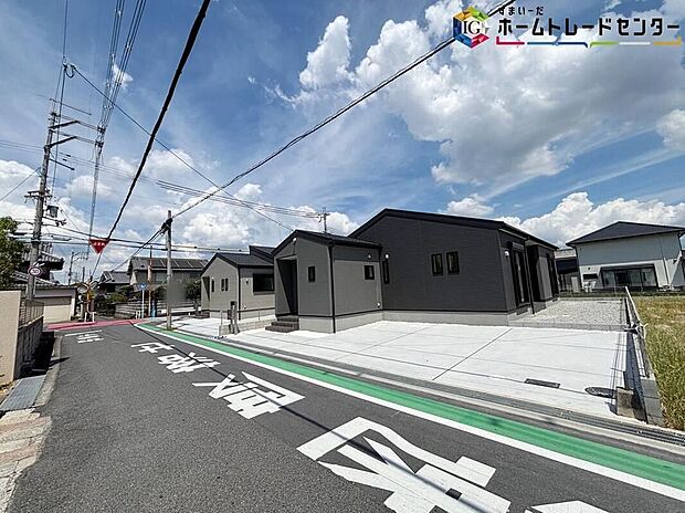 【【前面道路含む現地写真】】カースペース2台分ご用意ございます♪（車種によります）家族分の自転車を駐輪したり、来客用の駐車スペースとしてもお使いいただけます♪