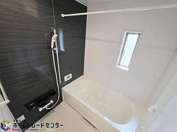 【【浴室】】足を伸ばせるゆったりサイズのお風呂が、頑張った1日の疲れを癒してくれます♪また、大きな窓設置した為たっぷりの陽射しを取り込むことが出来、換気も良好です♪