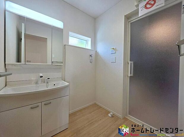 【【洗面所】】女性にはうれしい3面鏡化粧台。鏡の裏が収納になっている機能的なタイプです。ちょっとした生活用品等もすっきりと片付きますね♪朝シャンも手軽に出来ます。