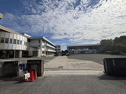 生駒市立真弓小学校 450m(徒歩6分)