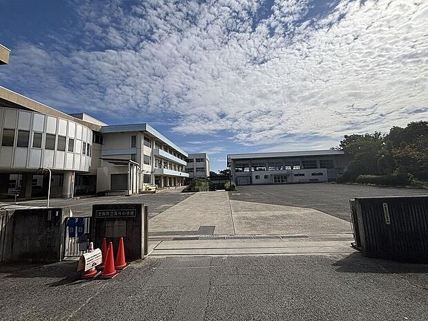 生駒市立真弓小学校（約450m）
