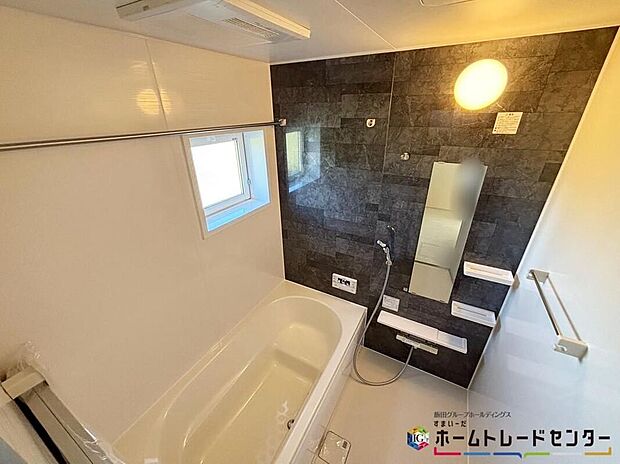 【浴室】１日の疲れた体を癒せるシステムバス♪窓もあるので湿気もこもりません！浴室は乾きやすく、滑りにくい速乾床を採用。お子様とのお風呂タイムも安心です♪