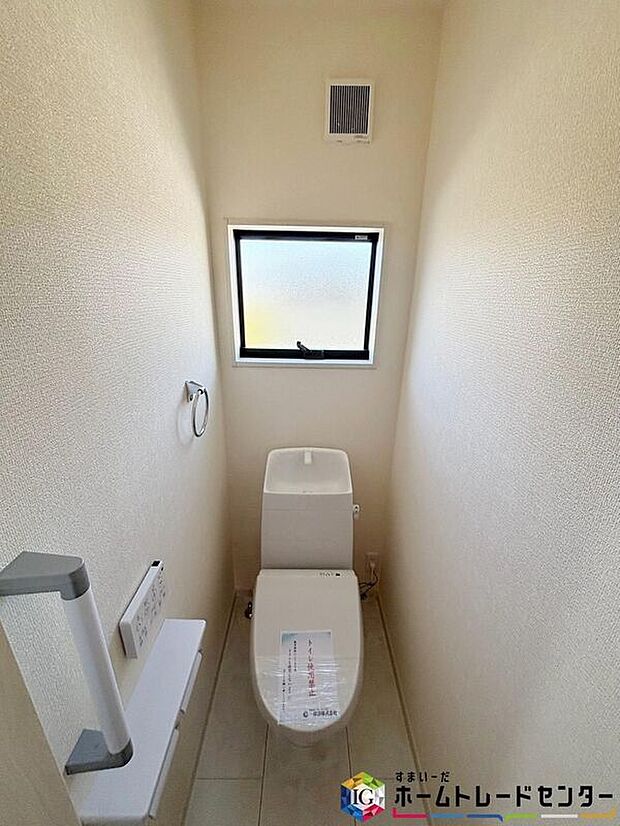 【【トイレ】】1、2階共に窓付きのトイレスペース。採光もあり明るく、快適空間となっております。毎日使う場所だからこその配慮です。