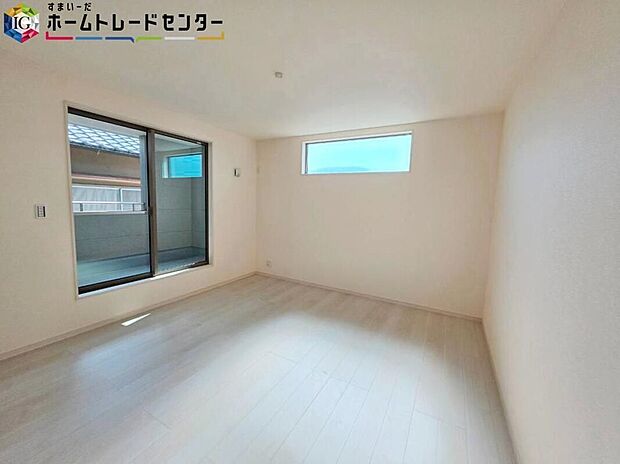 【【居室】】バルコニーに面した主寝室には、大きな窓を用意しております。暖かい日差し差し込む快適空間となっております。