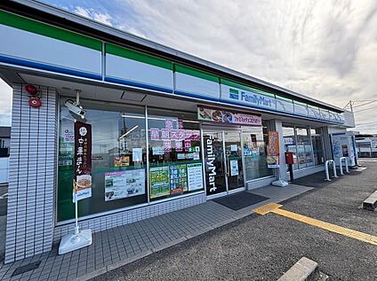 ファミリーマート磯城三宅店 1100m (徒歩14分/自転車5分/車3分)