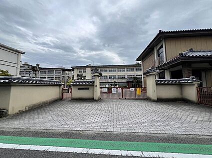 斑鳩町立斑鳩小学校 700m(徒歩9分)