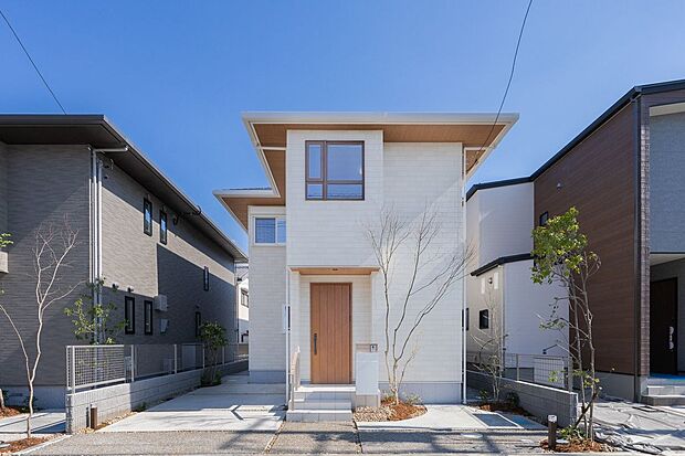 ■12号地外観12号地は、白い外壁と木目のアクセントが優しい色使いの外観デザインです。駐車は最大2台可能です。（車種による）