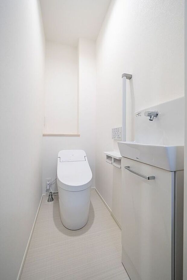 ■3号地1階トイレ　1階トイレ内には手洗スペースが付いており便利です。スッキリとしたデザインのタンクレスタイプです。