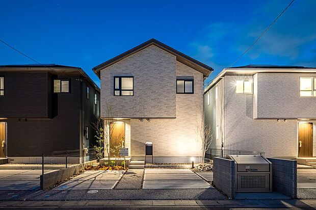 ■5号地外観　高断熱樹脂サッシとLow-E複層ガラスで、 高い断熱性と快適性を実現。 夏は日射熱をお家に入れず、冬はお家丸ごと暖かく。不快な結露も抑制します。