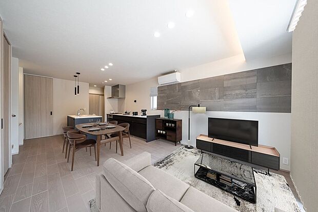 【リビング】46号地のLDKは約17.8帖。リビングにいる家族とコミュニケーションが取りやすい間取りです。キッチン横にダイニングテーブルを配置すれば、配膳や片付けもスムーズです。※CG合成で家具を設置