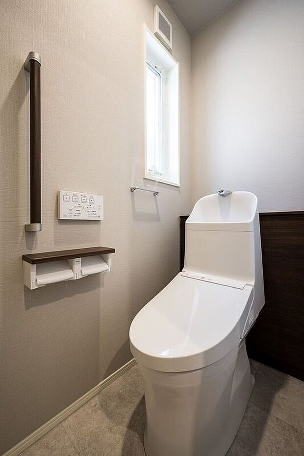 【トイレ】■6号地2階トイレ　トイレはリモコンで操作可能です。トイレ本体に直接触れる必要がなく、衛生的です。手すり付きで、立ち上がるときも安心です。