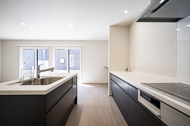 【キッチン】■5号地キッチン　シンクとコンロが分かれていることで、効率的に調理や片付けができるキッチンとなっています。ご家族と一緒に料理の時間を楽しめます。