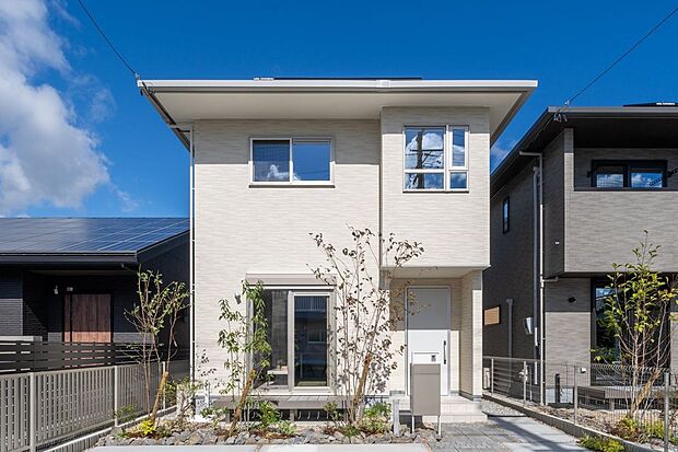 ■1号地外観積水ハウス ノイエは標準仕様で「ZEH基準をクリア」しています。さらに、高断熱樹脂サッシとLow-E複層ガラスで、 高い断熱性と快適性を実現しました。