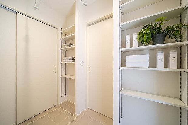 ■１号地洗面収納可動棚で十分な修能力を確保できます。