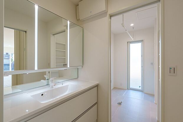 ■1号地洗濯基地　洗濯・乾燥・アイロン・たたみまでを一か所で完結できる「洗濯基地」を設置。室内物干しも完備し、天候に左右されずに家事がこなせる洗面空間です。