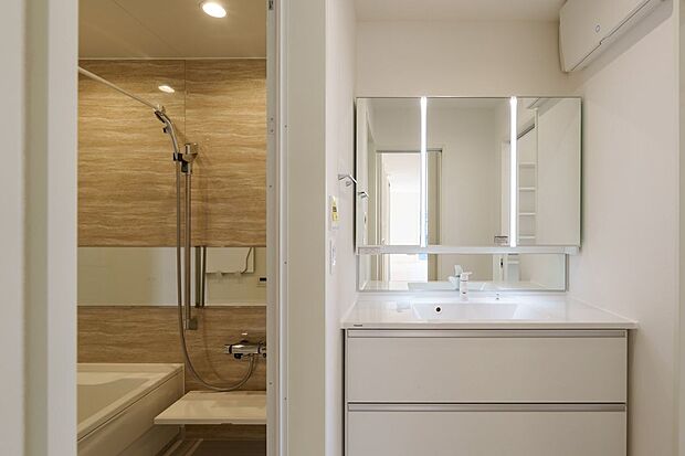 ■1号地洗面　白を基調とした洗面台です。鏡裏収納と引き出し収納があり、日用品やスキンケア用品もスッキリと収納できます。