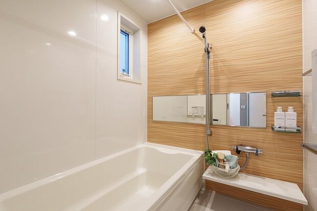 【バス】■6号地バス　6号地のバスルームには浴室乾燥機を完備。雨の日や夜間でも洗濯物を乾かせて便利です。カビ予防や冬場のヒートショック対策にもなり、浴室を清潔・快適に保てるのが大きなメリットです。