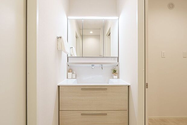 【洗面】■6号地洗面所　白で統一された洗面所です。洗面台には身だしなみを整えやすい３面鏡を採用しています。