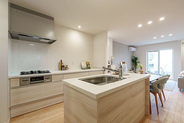 【キッチン】■6号地キッチン　奥にはキッチンクロークがあり、食料品やキッチン用品を効率的に収納し、キッチンスペースを整理整頓することで使いやすく保つことができます。