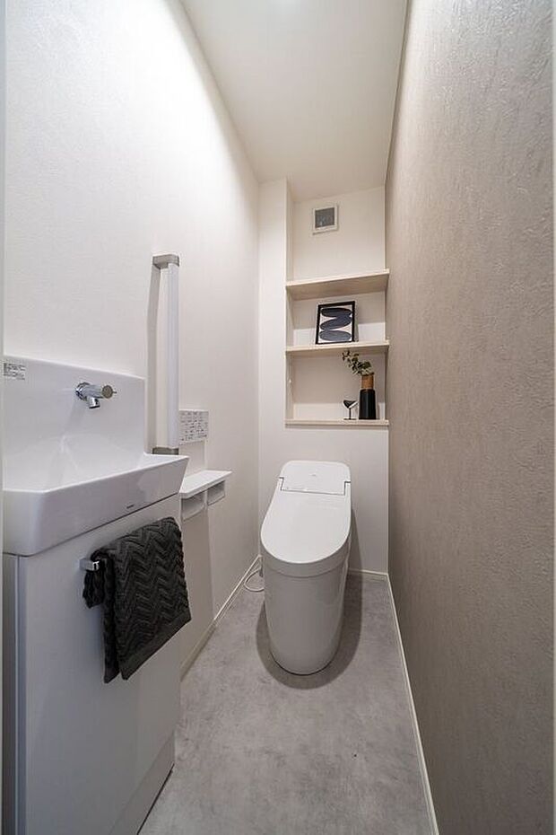 ■8号地1階トイレ1階トイレには手洗スペースが付いているので、来訪者に洗面所を見られることなく使ってもらえ、プライベート空間を保てます。スッキリとしたデザインのタンクレスタイプです。