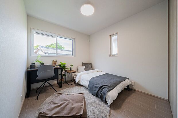 【室内】8号地の約5.5帖の洋室です。クローゼットが付いているため、お子様自身でモノの管理をする習慣が自然と身につきます。