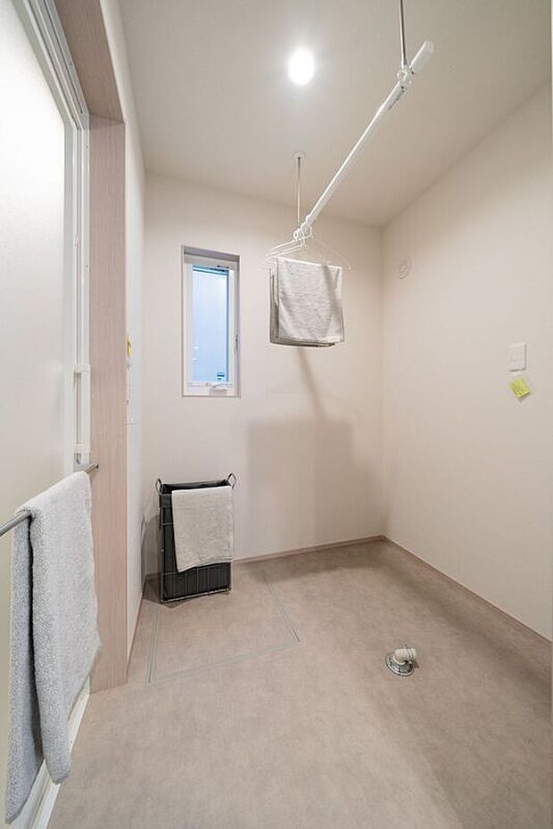 【室内】8号地洗面所には洗濯機やガス衣類乾燥機を置ける脱衣スペースを採用しました。洗う・乾かすが1か所で完結し、家事の時短に役立ちます。