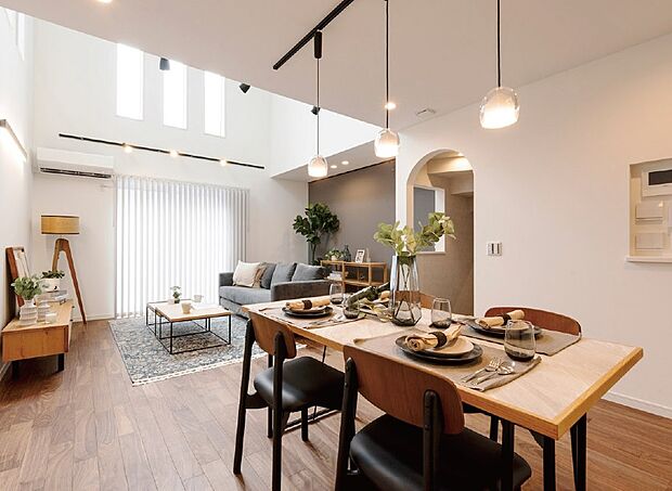 【Point 3　ここちよさが、ずっと続く住まい。】木造建築のプロとして、住まいと長く向き合いながら、心地よさと安心が続く暮らしを大切にしています。定期的な点検と独自のメンテナンス体制で住まいの状態を丁寧に見守り、時を重ねても変わらない快適さと安全性を支えます。心地よく、美しく暮らせる時間が、これから先も続いていく住まいです。