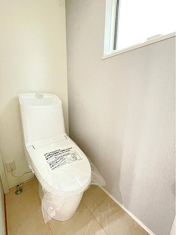 【温水洗浄便座付き】窓がついて換気の取れるトイレ
ウォシュレット完備です