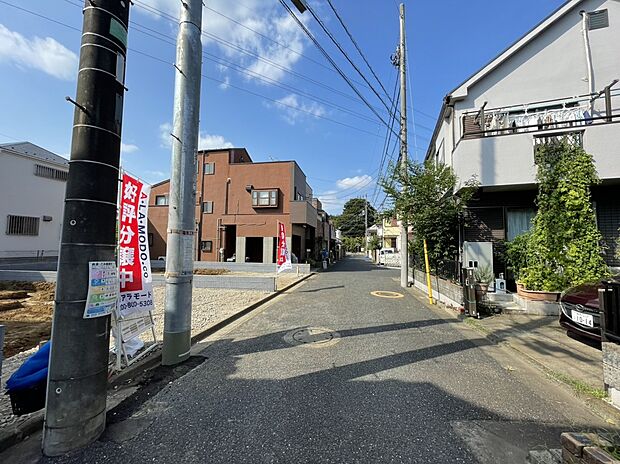 【【前面道路】】車通りも少なく歩行者も安心してご通行いただける道路です☆
※2025年8月28日撮影