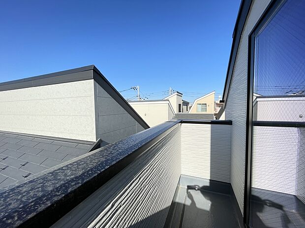 【【バルコニー/2号棟】】【バルコニー/2号棟】
陽当り・風通しの良いバルコニーがあります。