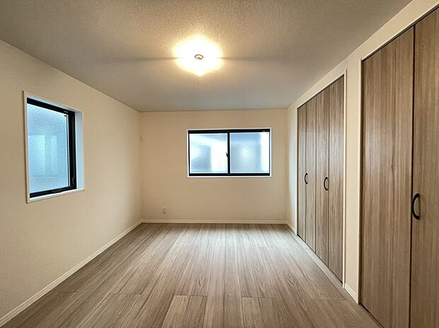 【【洋室/2号棟】】窓からの採光と通風を取り入れた快適な室内。