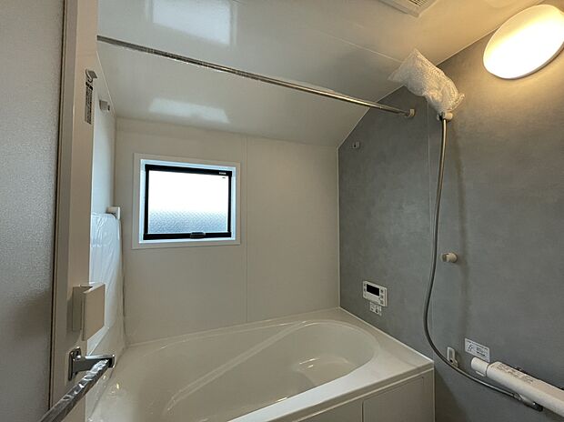 【【システムバスルーム/2号棟】】【システムバスルーム/2号棟】
スッキリとした照明デザインをはじめ、棚やミラーなどはマグネットタイプとなっておりお手入れのし易い仕様です。