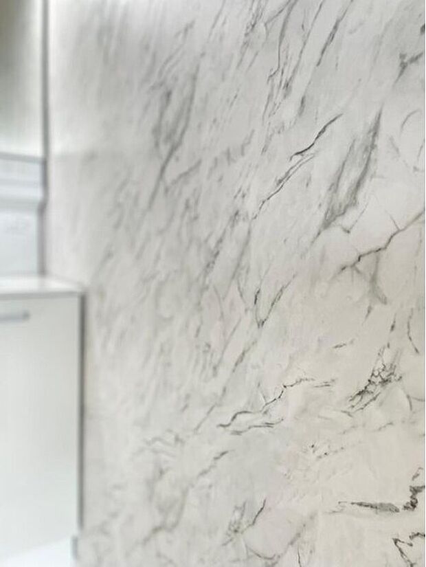 【【洗面室】】洗面室の一部にはおしゃれなアクセントクロスを施しています
。