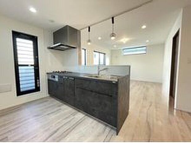 【【システムキッチン】】・落ち着きあるチャコールグレーの
面材とブラック天板の組合わせが、
洗練された大人のキッチン空間を
実現。