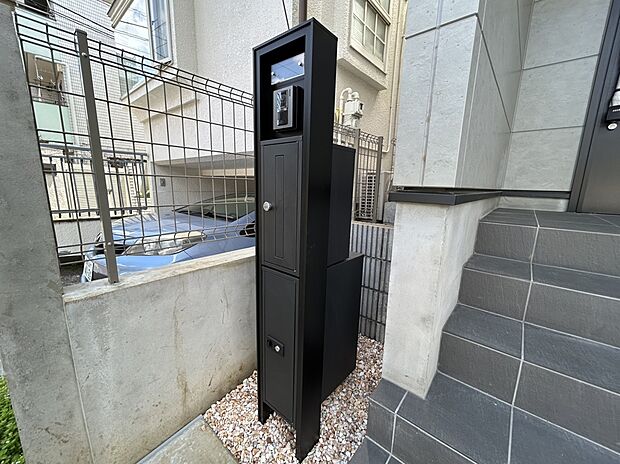 【【宅配ボックス付き機能門柱】】留守時にも荷物の受け取りができる宅配ボックス付きです。