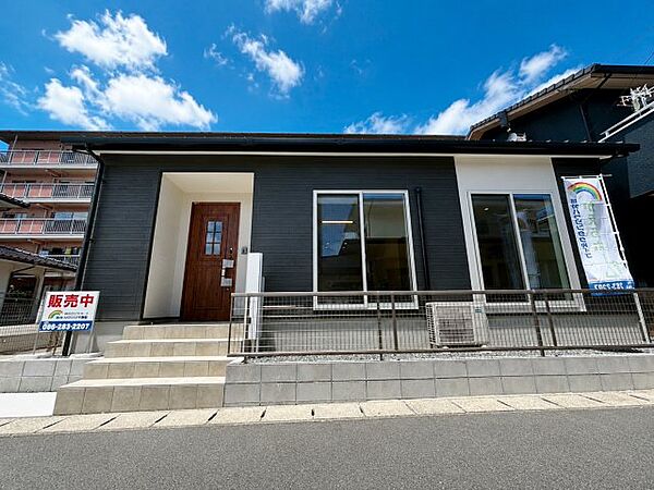 かえるホームの新築平屋です。家族が集う生活しやすい間取りとゆとりある敷地に駐車スペースも充分に確保。 将来まで快適に暮らせる、家族にやさしい平屋の住まいがここに誕生します。