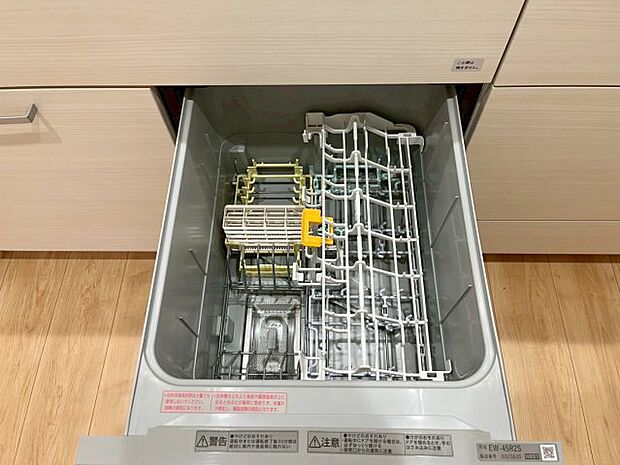 【食洗機】 毎日の大変な食器洗いの手間を省いてくれる強い味方、ビルトイン食器洗浄機を完備しています。 忙しい日々の家事を強力にサポートし、家族と過ごす時間を増やせる嬉しい設備です。同仕様写真。