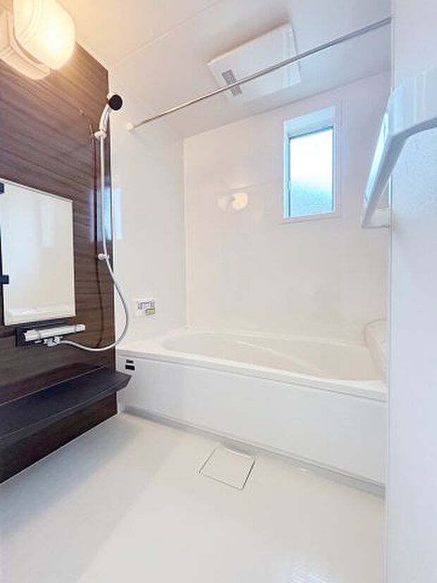 【浴室】 広々とした浴槽で一日の疲れを癒すことができ、小窓で自然乾燥もできる衛生的で快適な浴室です。 浴室乾燥機も完備しているので、いつでも快適なバスタイムを過ごせます。同仕様写真。