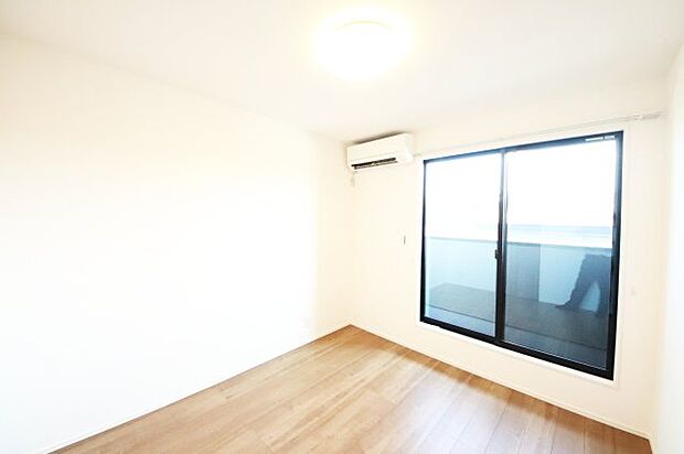 【洋室】【洋室】 自分だけの時間をゆっくりと過ごせる、落ち着いた雰囲気の穏やかなプライベート空間となります。 趣味に没頭したり、読書を楽しんだり、心穏やかなひとときを演出する最適な場所です。