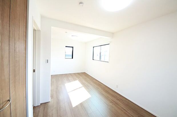 【洋室】【洋室】 ゆったりとした空間はお子様の成長やライフスタイルの変化に合わせて自由にレイアウト可能です。 家族構成が変わっても柔軟に対応できる、長く快適に暮らせる設計です。