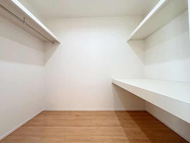 【ウォークインクローゼット】【WIC】 大容量のウォークインクローゼットなので衣類はもちろん、小物やカバンもたっぷり収納可能です。 お部屋を広く使うことができ、日々の生活をより快適にサポートします。同仕様写真。