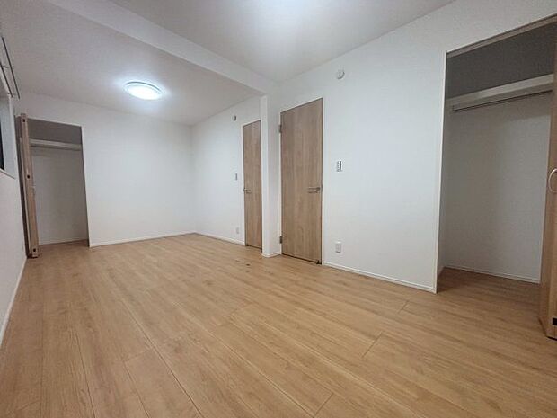 【洋室】【洋室】 お子様のお部屋としてだけでなく、奥様や旦那様の趣味などのお部屋としても使用できる洋室です。 壁や床の色合いか温かみがあり、様々な使い方ができます。