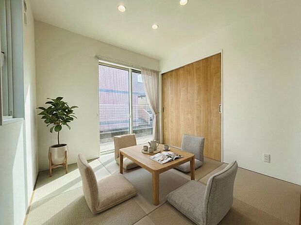 【和室】【和室】 落ち着く和室は来客用やお子様のお昼寝スペースとしてもご使用できます。※画像はイメージです。 畳が心地よく、心和む癒やしの空間です。