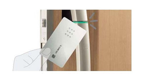 【カードキー】キッチンの蛇口は先端に浄水器を内蔵しているためスペースを取らず、見た目もスッキリしています。