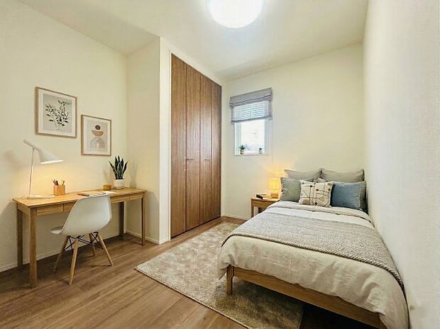 【洋室】【洋室】窓から差し込む明るい朝日で気持ちの良い朝を迎えることができる洋室です。※画像はイメージです。 シンプルで心地よく、木の温もりを感じるフローリングです。