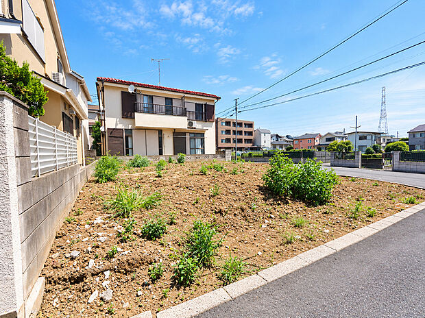 道路に面した開放感のある現地。周囲の街並みに馴染む穏やかな住環境で、お子さまとの新しい暮らしをイメージしやすい立地です。