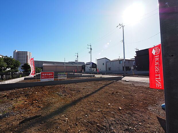 【外観】~Appearance~
最大約37坪を誇る広々とした敷地にお好きなメーカーで建築できる条件無し売地全17区画が誕生!
まずはお気軽にお問い合わせください♪